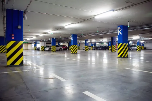 Estacionamento subterrâneo garagem — Fotografia de Stock