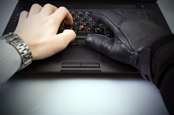 Roubo de computador no teclado do laptop — Fotografia de Stock