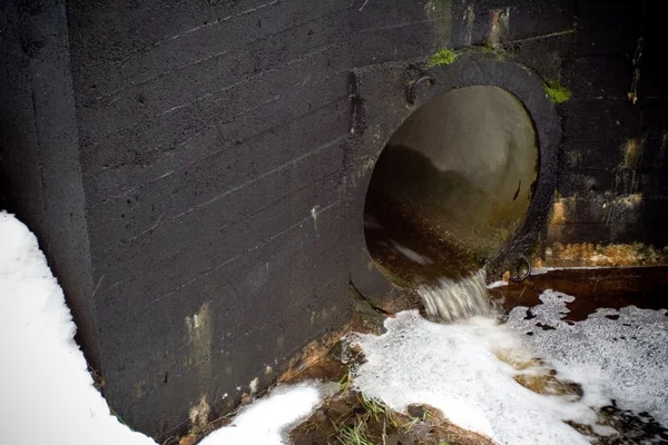 廃棄物の水の排水管 — ストック写真