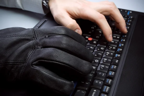 Roubo de computador com as mãos no laptop — Fotografia de Stock