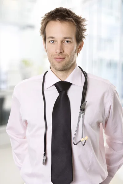 Nahaufnahme Porträt eines jungen Arztes — Stockfoto