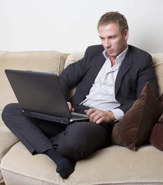 Jovem homem de negócios usando um laptop — Fotografia de Stock