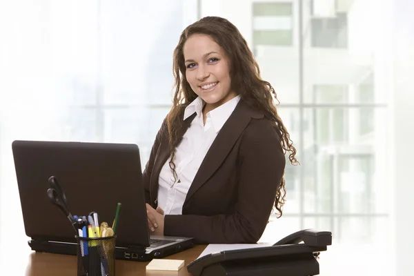 Businesswoman witha laptop — Stock Photo, Image