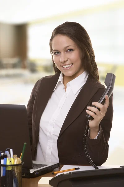 Femme d'affaires avec ordinateur portable et téléphone — Photo