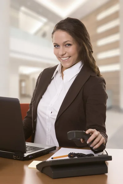 Geschäftsfrau mit Laptop und Telefon — Stockfoto