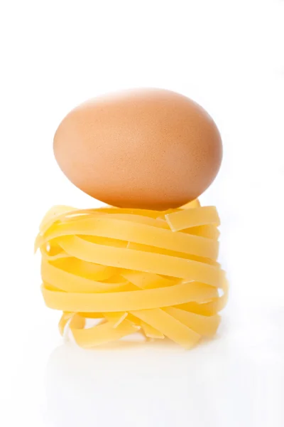 Свежие яйца и макароны — стоковое фото