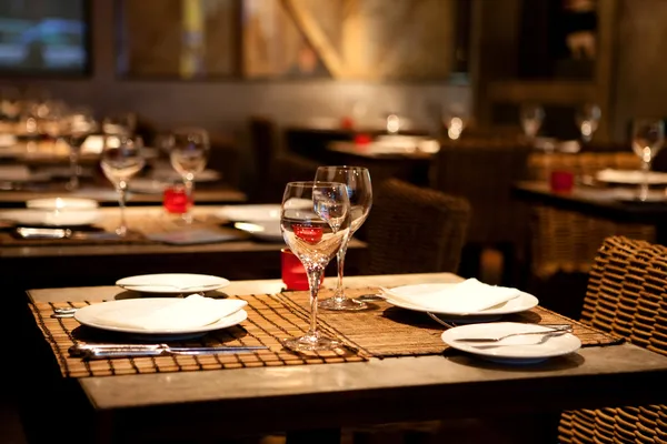 Ustawienie czysty stół w restauracji dla smakoszy — Zdjęcie stockowe