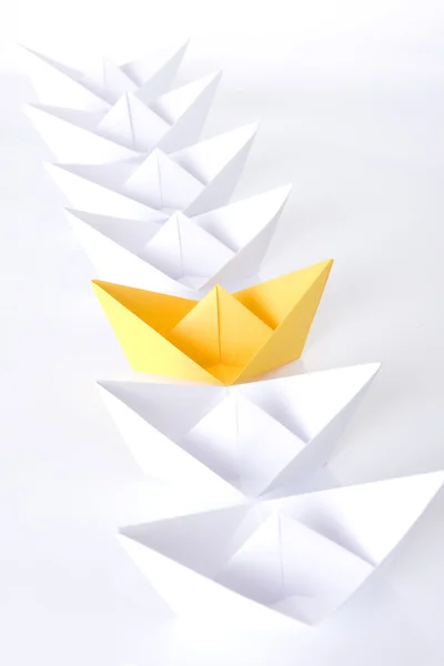 Ganando origami de barco de papel amarillo —  Fotos de Stock