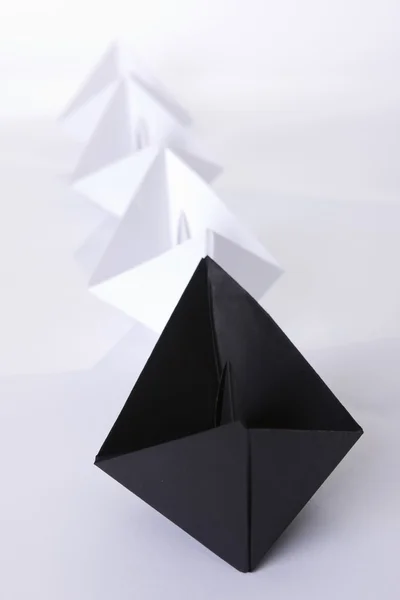 Zwycięski czarnego papieru origami łódź — Zdjęcie stockowe