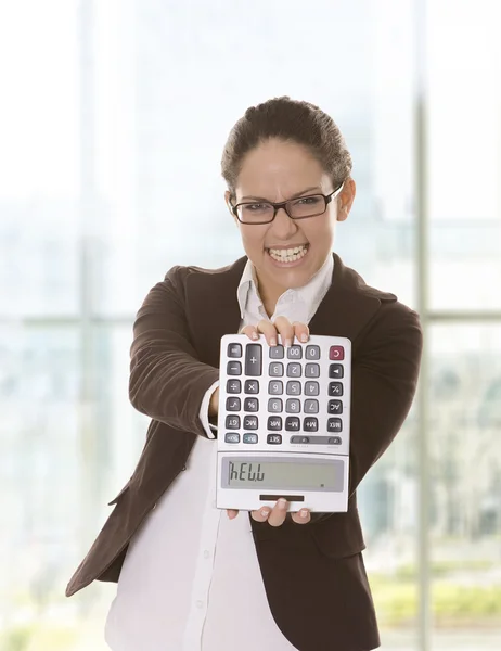 Mulher de negócios mostrando uma calculadora — Fotografia de Stock