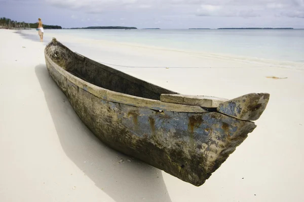 Praia de areia branca com barco — Fotografia de Stock