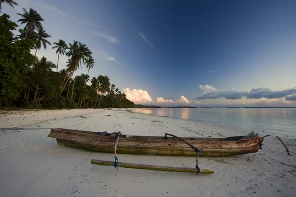Weißer Sandstrand mit Boot bei Sonnenuntergang — Stockfoto