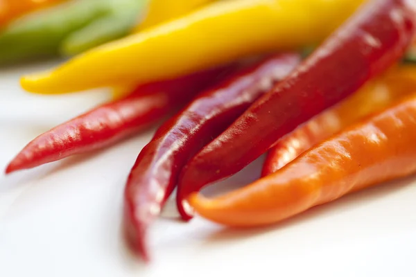 Close-up kleurrijke chilipepertjes — Stockfoto