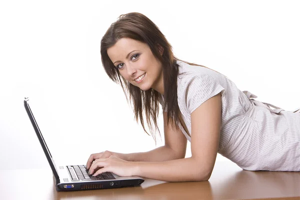 Sorrindo mulher usando seu laptop — Fotografia de Stock