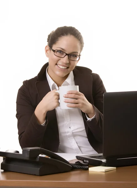 Jovem mulher de negócios tomando café — Fotografia de Stock