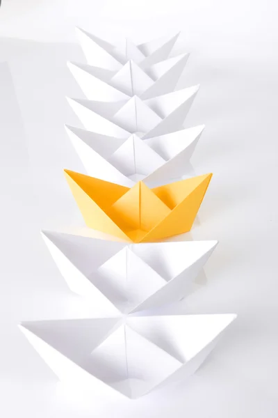 Geel papier boot in wachtrij — Stockfoto