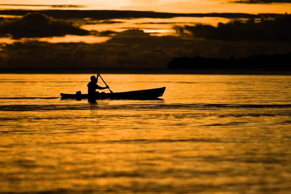 Рибалка в сутінках — стокове фото