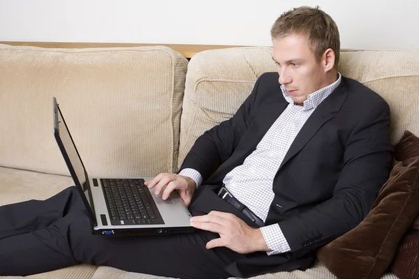 Młody biznesmen za pomocą laptopa — Zdjęcie stockowe
