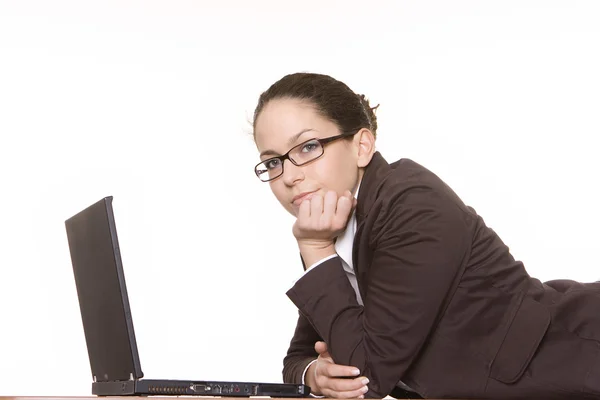 Mulher de negócios com um laptop — Fotografia de Stock