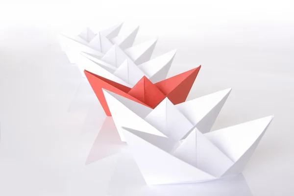Vinnande rött papper båt origami — Stockfoto
