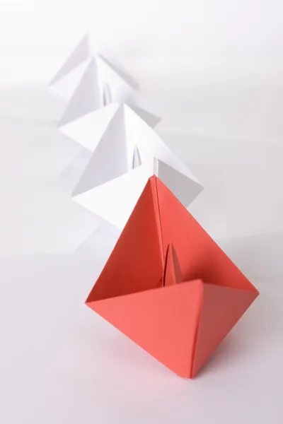 Vinnande rött papper båt origami — Stockfoto