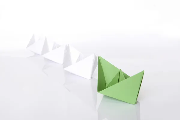 Zwycięskie zielone papieru origami łódź — Zdjęcie stockowe