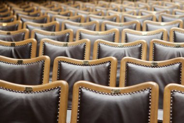 Tiyatro boş sandalyeler