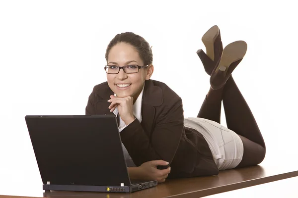 Jonge vrouw met behulp van een laptop — Stockfoto