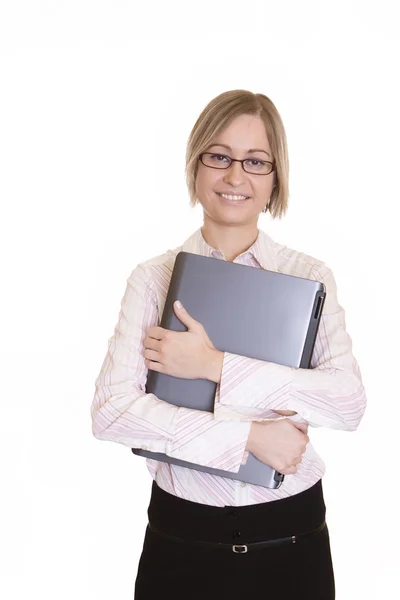 Молодая улыбающаяся женщина с ноутбуком — стоковое фото
