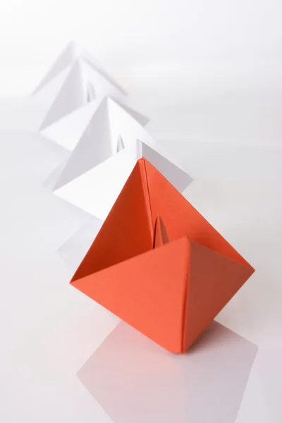 Vincere origami di carta rossa barca — Foto Stock