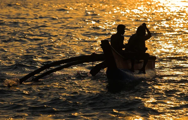 Силует човна з двома рибалками — стокове фото