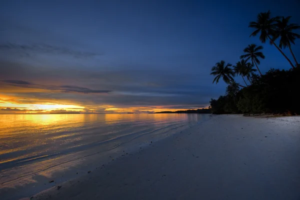 Beau coucher de soleil tropical en mer — Photo