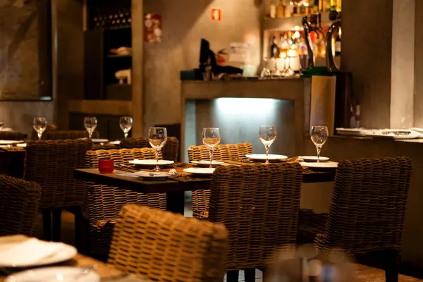 Прекрасная сервировка стола в ресторане для гурманов — стоковое фото