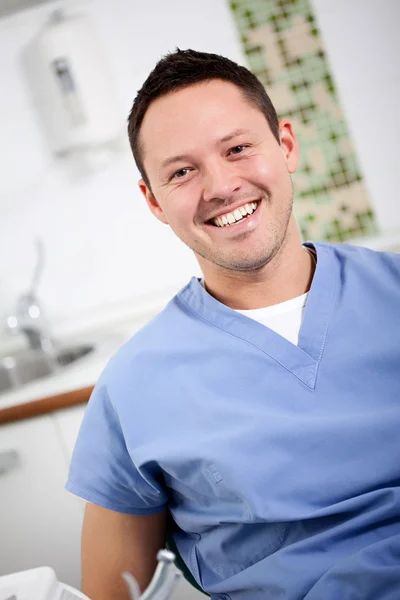 Усміхнений стоматолог у своєму офісі — стокове фото