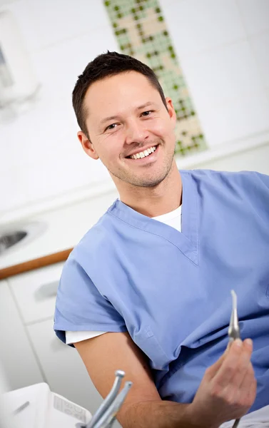 Lachende tandarts in zijn kantoor — Stockfoto