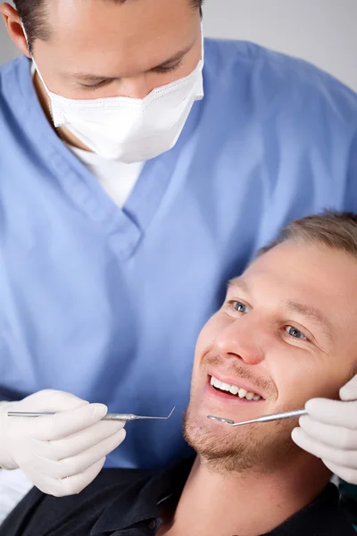 Красивий молодий чоловік відвідує стоматолога — стокове фото