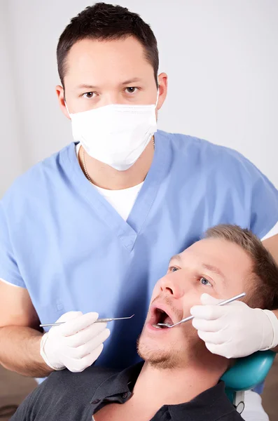 Jeune homme beau dentiste visiteur — Photo