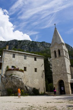 Kilise Karadağ dağlarda