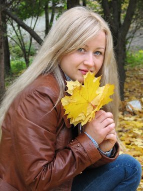 Sarı yaprakları ile güzel kız