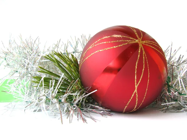 Різдвяна іграшка з гілкою сосни — стокове фото