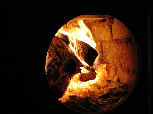 오래 된 난로에 불이 — 스톡 사진