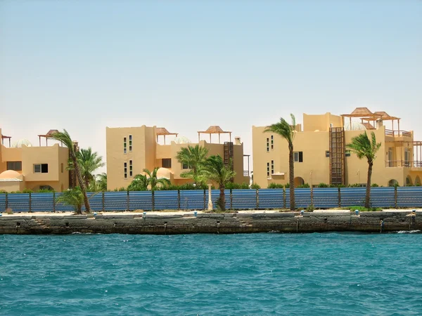 Edifícios do hotel perto da praia do mar — Fotografia de Stock