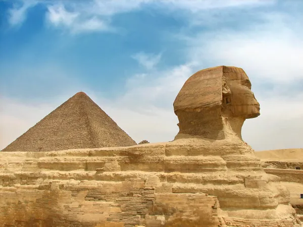 Gran esfinge egipcia y pirámide — Foto de Stock
