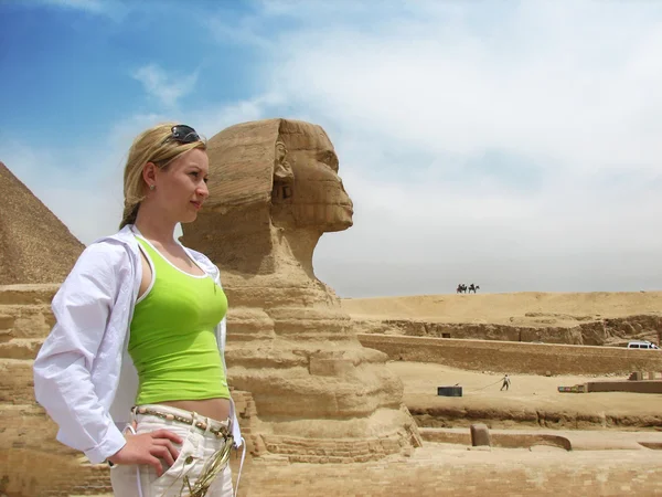Chica cerca de gran esfinge egipcia — Foto de Stock
