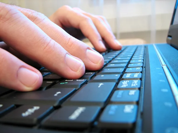 Клавиатура компьютера с человеческими руками — стоковое фото