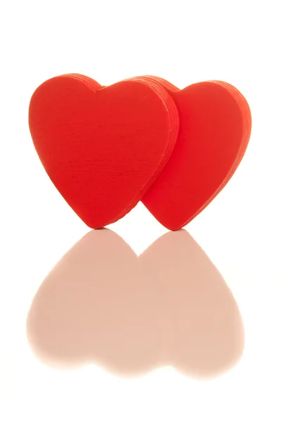 สองหัวใจสีแดงที่โดดเดี่ยว — ภาพถ่ายสต็อก