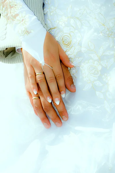 La novia puso su mano en las manos de — Foto de Stock