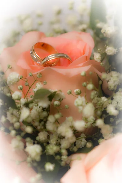 Ramo de novia con anillos de boda — Foto de Stock