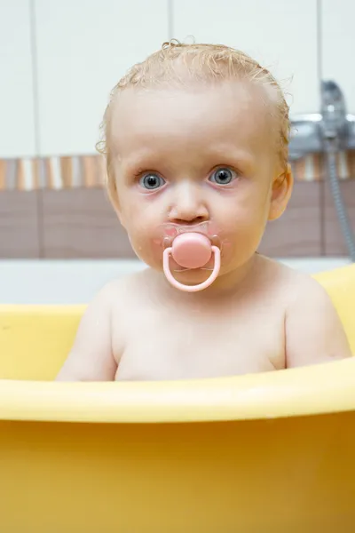 Pequeno retrato de bebê um banho — Fotografia de Stock