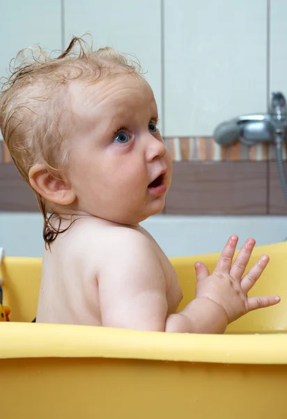Маленький детский портрет ванна — стоковое фото